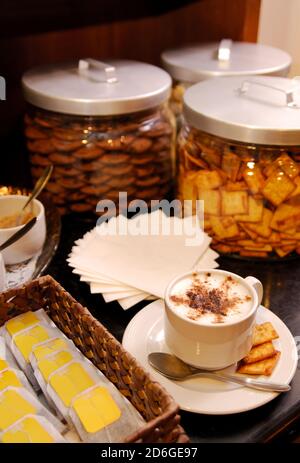 Kaffee, Teebeutel und Glas voller Kekse Stockfoto