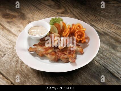 Gegrilltes Hähnchen mit gewürzten lockigen Pommes Frites, Salat und Tartarsauce Stockfoto