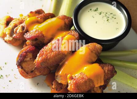 Gegrillte Hähnchenflügel mit Käse und Tartarsauce Stockfoto