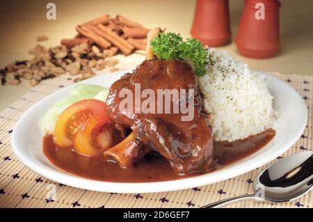 Geschmorte Lammschenkel auf einem weißen Teller Stockfoto