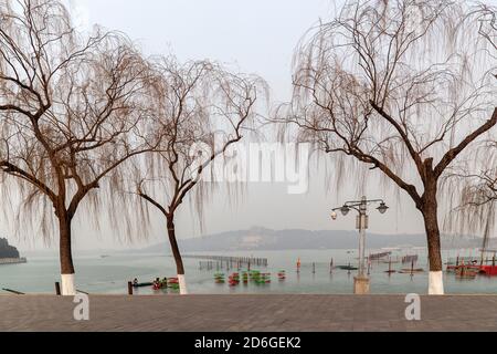 Blick über den Kunming-See, Peking in Richtung Sommerpalast. Ein nebliger Wintertag. Peking, China Stockfoto