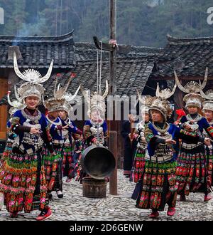 Junge Mädchen, die einen traditionellen Tanz. Sie sind von den Longde langen Rock Miao Menschen. Kaili Gebiet, Provinz Guizhou, China Stockfoto