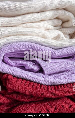 Stapel von bunten warmen handgefertigten Pullovern Stockfoto