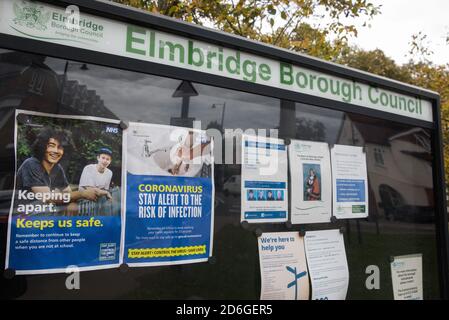 Weybridge, Großbritannien. Oktober 2020. Eine Notice Board des Elmbridge Borough Council mit Anweisungen zum Coronavirus. Die Regierung hat angekündigt, dass der Bezirk Elmbridge, der die Städte Weybridge, Esher, Cobham, Walton-on-Thames und Molesey enthält, mit Wirkung vom 00.01. Oktober in Tier 2 des GovernmentÕs neuen dreistufigen lokalen COVID Alert Level-Systems für England umziehen wird. Er wird nach einem deutlichen Anstieg der COVID-19-Fälle zu einem Risikobereich von ÔHighÕ bestimmt. Kredit: Mark Kerrison/Alamy Live Nachrichten Stockfoto