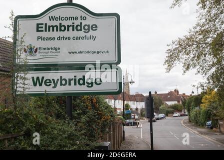 Weybridge, Großbritannien. Oktober 2020. Ein Schild begrüßt die Besucher des Borough of Elmbridge. Die Regierung hat angekündigt, dass der Bezirk Elmbridge, der die Städte Weybridge, Esher, Cobham, Walton-on-Thames und Molesey enthält, mit Wirkung vom 00.01. Oktober in Tier 2 des GovernmentÕs neuen dreistufigen lokalen COVID Alert Level-Systems für England umziehen wird. Er wird nach einem deutlichen Anstieg der COVID-19-Fälle zu einem Risikobereich von ÔHighÕ bestimmt. Kredit: Mark Kerrison/Alamy Live Nachrichten Stockfoto