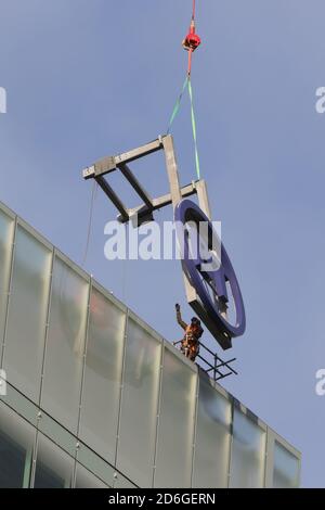 Birmingham, Großbritannien, 17. Oktober 2020. Ungewöhnliche Samstag Morgen Anblick in Birmingham Stadtzentrum als Super Puma Hubschrauber führte Lastaufzüge zwischen den Hochhäusern Bürogebäude in Snow Hill Queensway. HeliRig organisierte die Operationen mit einer Schweizer Aerospatiale AS332C Super Puma aus Wolverhampton Halfpenny Green Airport für die Dauer der Operation, die die Erleichterung einer vertikalen Start hinter einem 80m Hubkabel. Einer der Ladehandler, der eine sichere Landung der Ladung sicherstellt. Quelle:Paul Bunch/Alamy Live News. Stockfoto