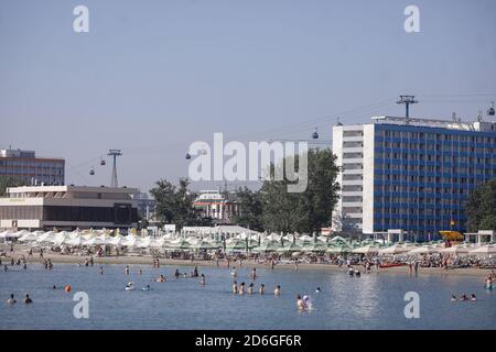 Mamaia, Rumänien - 4. Juli 2020: Hotels und Menschen am Mamaia Strand am Schwarzen Meer während des Covid-19 Ausbruchs an einem Sommertag Morgen. Stockfoto