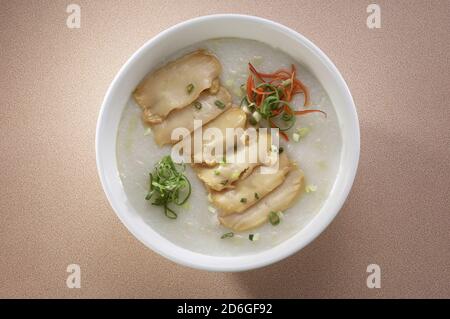 Congee oder Haferbrei mit Abalone-Scheiben Stockfoto