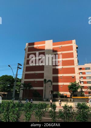 Vertikale Aufnahme von braun-weißen Gebäuden unter dem blauen Himmel in Rio de Janeiro Stockfoto