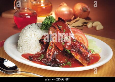 Geschmorte Rinderrippen mit roter Sauce und Reis Stockfoto