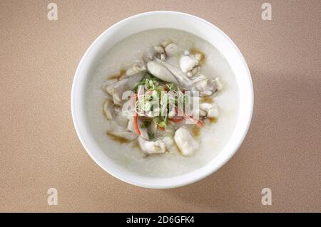 Congee oder Haferbrei mit Froschfleisch Stockfoto