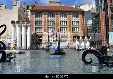 Centre Pompidou-Röhren am Place Igor-Strawinsky mit La Fontaine Strawinsky. Paris, Frankreich. 14. August 2019. Stockfoto