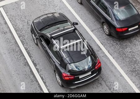 Zwei schwarze Autos auf der Straße. Draufsicht Stockfoto