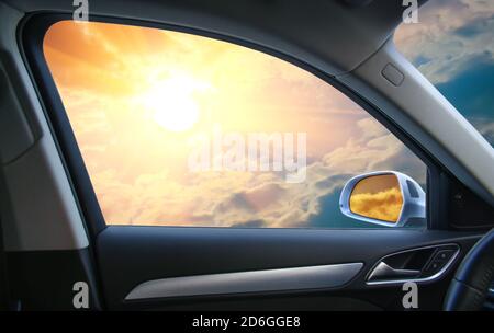 Himmlische Landschaft hinter dem Auto Fenster Stockfoto