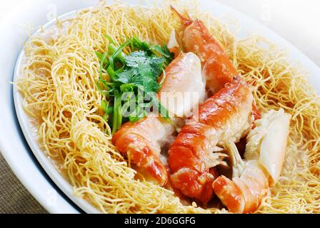 Asiatische Küche gebratene Nudeln mit Süßwassergarnelen Stockfoto