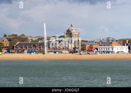 Der Kursaal und die Gebäude am Meer an der Southend's Marine Parade, Southend on Sea, Essex, Großbritannien. Ruhiger, leerer Strand an einem hellen, sonnigen Herbsttag. Ufer Stockfoto
