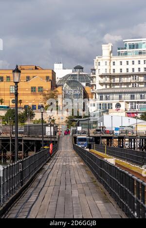 Park Inn Palace Hotel, The Royals Shopping Centre und Debenhams an der Strandpromenade in Southend on Sea, Essex, Großbritannien, vom Southend Pier aus gesehen Stockfoto