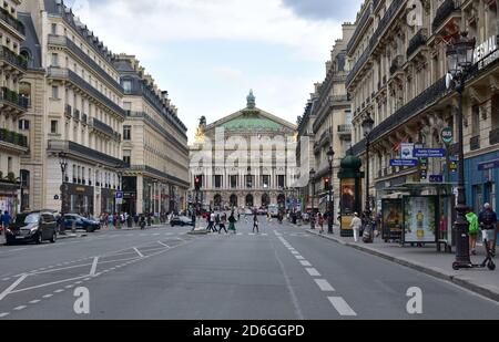 Blick auf den Palais Garnier oder die Opéra Garnier. Paris, Frankreich. 13. August 2019. Stockfoto