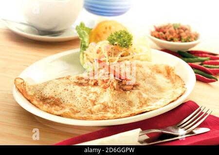 Crepe mit Pasta und würzigem Thunfisch Stockfoto