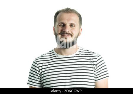 Lächelnder bärtiger Mann in einem gestreiften T-Shirt. 30-35 Jahre alt. Isoliert auf Weiß. Stockfoto