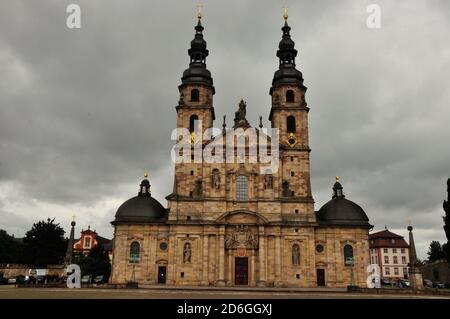 Der barocke Dom zu Fulda ist ein beeindruckend Zeugnis religiöser Baukunst im Fuldaer Barockviertel. - die barocke Kathedrale in Fulda ist ein impressi Stockfoto