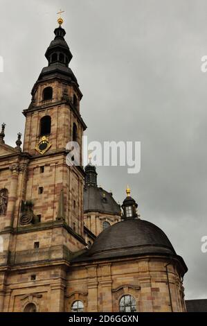 Der barocke Dom zu Fulda ist ein beeindruckend Zeugnis religiöser Baukunst im Fuldaer Barockviertel. - die barocke Kathedrale in Fulda ist ein impressi Stockfoto