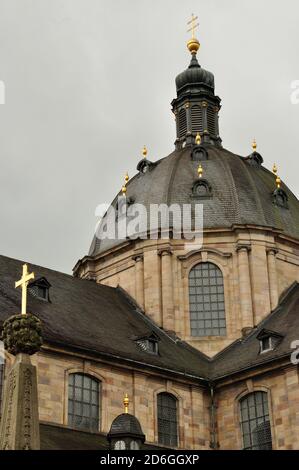 Der barocke Dom zu Fulda ist ein beeindruckend Zeugnis religiöser Baukunst im Fuldaer Barockviertel. - die barocke Kathedrale in Fulda ist ein impressi Stockfoto