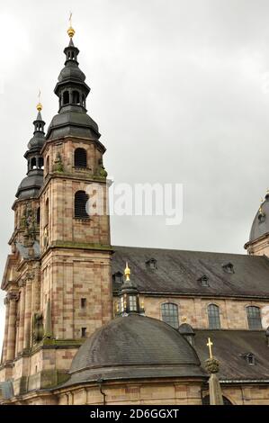 Der barocke Dom zu Fulda ist ein beeindruckend Zeugnis religiöser Baukunst im Fuldaer Barockviertel. - die barocke Kathedrale in Fulda ist ein impressi Stockfoto