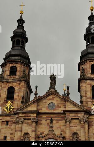 Der barocke Dom zu Fulda ist ein beeindruckend Zeugnis religiöser Baukunst im Fuldaer Barockviertel. - die barocke Kathedrale in Fulda ist ein impressi Stockfoto