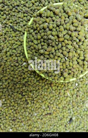 Vertikale Schuss von Mungbohnen auf einer Schüssel Stockfoto