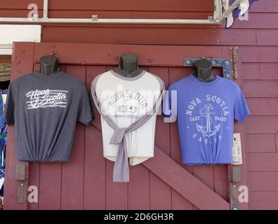 Halifax Nova Scotia Touristen-T-Shirts in einem Geschäft zu verkaufen Auf Dem Harbourwalk Halifax Nova Scotia Kanada Stockfoto