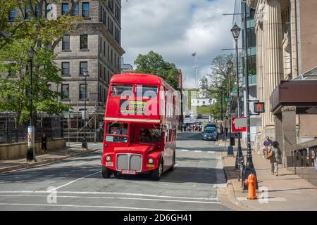 Ein 1965 Red London Double Decker Routemaster Bus in Halifax Nova Scotia Kanada, der als HOP On Hop Off Touristenbus genutzt wird Stockfoto