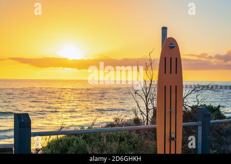 Port Noarlunga Strand öffentliche Dusche bei Sonnenuntergang, South Australia Stockfoto