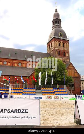 RIGA, LETTLAND - 28. AUGUST 2018: Blick auf die Rigaer Kathedrale und den Domplatz. Die Riga Beach Volleyball Week fand auf dem Domplatz statt Stockfoto