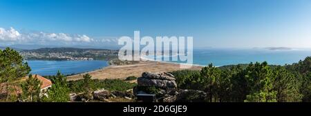 Luftaufnahme von Stränden und kleinen Dörfern entlang der Ria de Pontevedra in Spanien, mit den Cies-Inseln im Hintergrund. Stockfoto