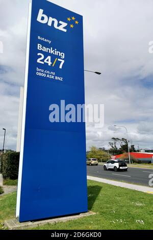 AUCKLAND, NEUSEELAND - 11. Okt 2020: Auckland / Neuseeland - 11 2020. Oktober: Blick auf BNZ (Bank of New Zealand) Straßenschild in Botany Town Centre Stockfoto