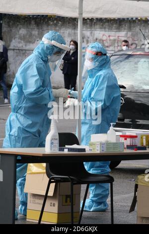 Arzano, Italien. Oktober 2020. Gesamtansicht des Drive-in COVID-19 Tests in Arzano, einem Vorort von Neapel in Süditalien. (Foto: Salvatore Esposito/Pacific Press) Quelle: Pacific Press Media Production Corp./Alamy Live News Stockfoto