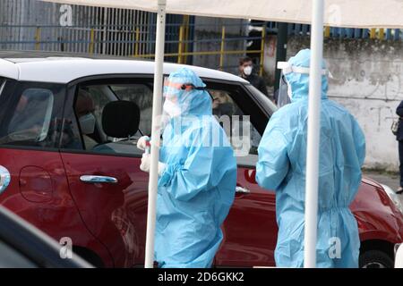 Arzano, Italien. Oktober 2020. Gesamtansicht des Drive-in COVID-19 Tests in Arzano, einem Vorort von Neapel in Süditalien. (Foto: Salvatore Esposito/Pacific Press) Quelle: Pacific Press Media Production Corp./Alamy Live News Stockfoto