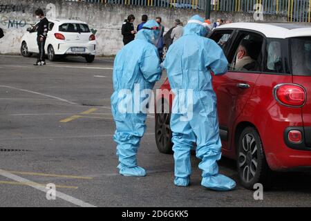 Arzano, Italien. Oktober 2020. Gesamtansicht des Drive-in COVID-19 Tests in Arzano, einem Vorort von Neapel in Süditalien. (Foto: Salvatore Esposito/Pacific Press) Quelle: Pacific Press Media Production Corp./Alamy Live News Stockfoto