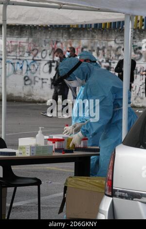 Arzano, Italien. Oktober 2020. Gesamtansicht des Drive-in COVID-19 Tests in Arzano, einem Vorort von Neapel in Süditalien. (Foto: Salvatore Esposito/Pacific Press) Quelle: Pacific Press Media Production Corp./Alamy Live News Stockfoto