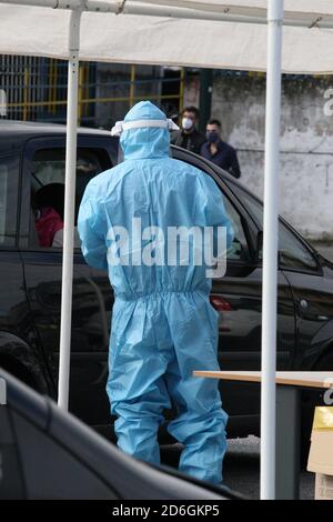 Arzano, Italien. Oktober 2020. Gesamtansicht des Drive-in COVID-19 Tests in Arzano, einem Vorort von Neapel in Süditalien. (Foto: Salvatore Esposito/Pacific Press) Quelle: Pacific Press Media Production Corp./Alamy Live News Stockfoto