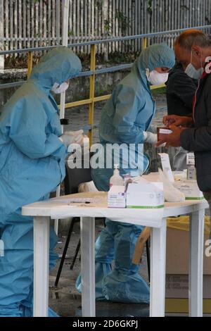 Arzano, Italien. Oktober 2020. Gesamtansicht des Drive-in COVID-19 Tests in Arzano, einem Vorort von Neapel in Süditalien. (Foto: Salvatore Esposito/Pacific Press) Quelle: Pacific Press Media Production Corp./Alamy Live News Stockfoto