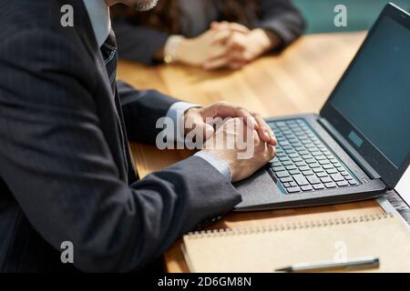 Nahaufnahme der Hände eines asiatischen Geschäftsreisenden Im Büro Stockfoto