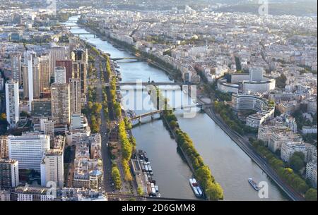 Pariser Stadtbild bei Sonnenuntergang, Blick vom Eiffelturm mit Brücken über die seine und die Ile aux Cygnes. Paris, Frankreich. Stockfoto