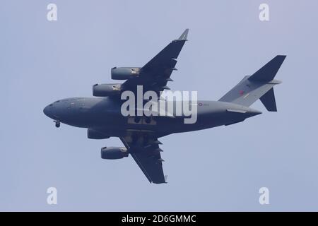 Ein von der Royal Air Force betriebener C17 Globemaster III bietet einen endgültigen Zugang zum internationalen Flughafen Leeds Bradford während der Durchführung von Schulungen. Stockfoto