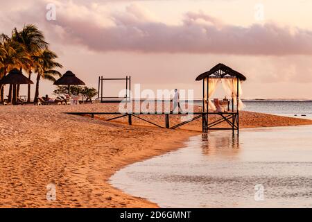 Auf Mauritius können Sie die schönsten Sonnenuntergänge genießen Der Sandstrand am Meer Stockfoto