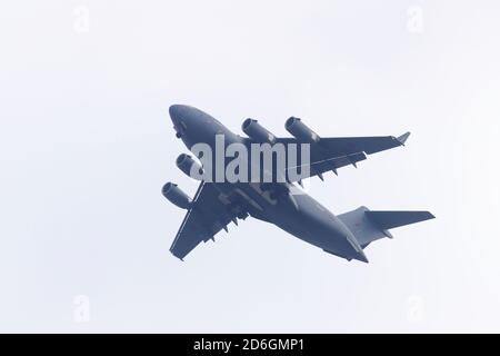 Ein von der Royal Air Force betriebener C17 Globemaster III bietet einen endgültigen Zugang zum internationalen Flughafen Leeds Bradford während der Durchführung von Schulungen. Stockfoto