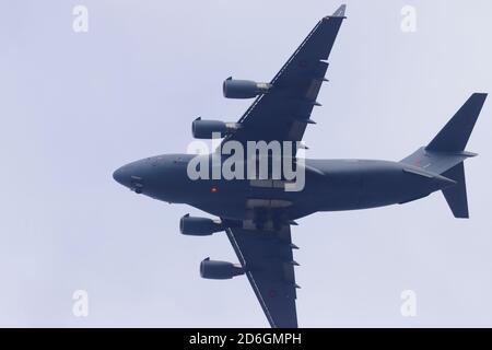 Ein von der Royal Air Force betriebener C17 Globemaster III bietet einen endgültigen Zugang zum internationalen Flughafen Leeds Bradford während der Durchführung von Schulungen. Stockfoto