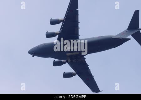 Ein von der Royal Air Force betriebener C17 Globemaster III bietet einen endgültigen Zugang zum internationalen Flughafen Leeds Bradford während der Durchführung von Schulungen. Stockfoto