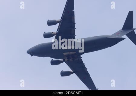 Ein von der Royal Air Force betriebener C17 Globemaster III bietet einen endgültigen Zugang zum internationalen Flughafen Leeds Bradford während der Durchführung von Schulungen. Stockfoto